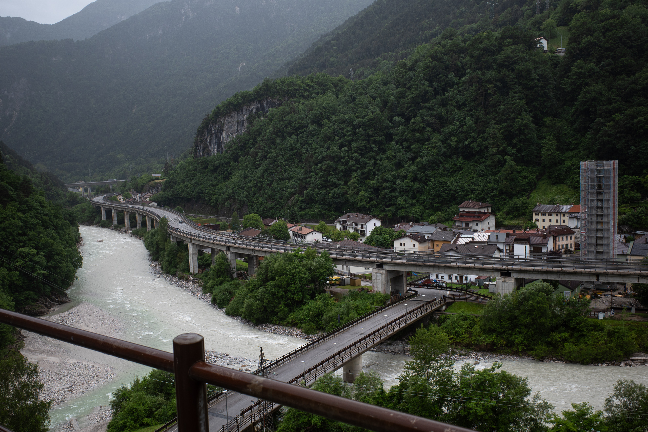 Von oben ins Tal: Straßenbrücken, Bahntrasse und der weiß schäumende Fluss